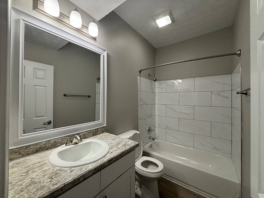 Fenwick Place Apartments in Louisville, KY 40220 - bathroom 1