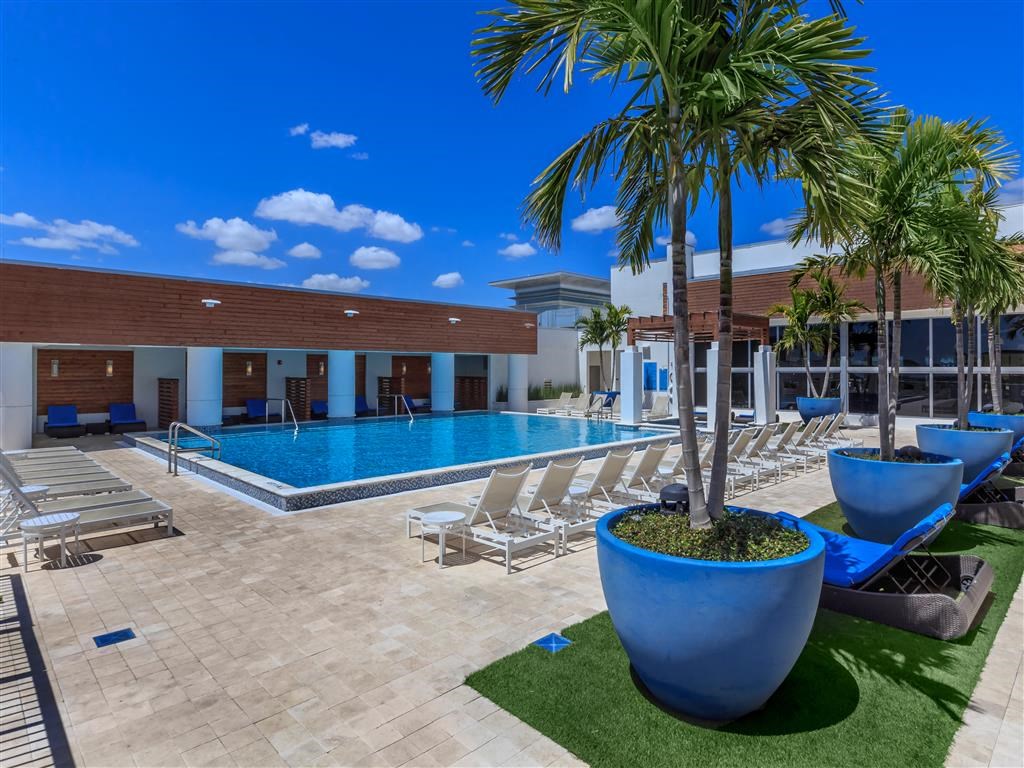 Hermitage_Apartments_Pool_12_Saint_Petersburg_FL