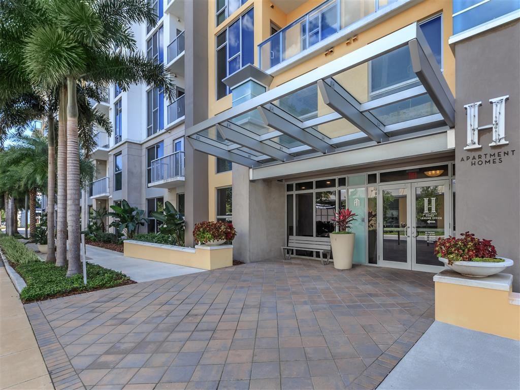 Hermitage_Apartments_Exterior_2_Saint_Petersburg_FL