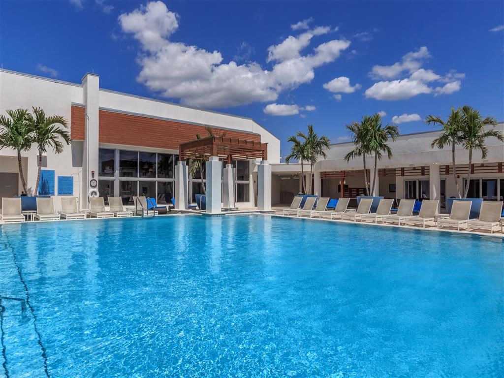 Hermitage_Apartments_Pool_5_Saint_Petersburg_FL
