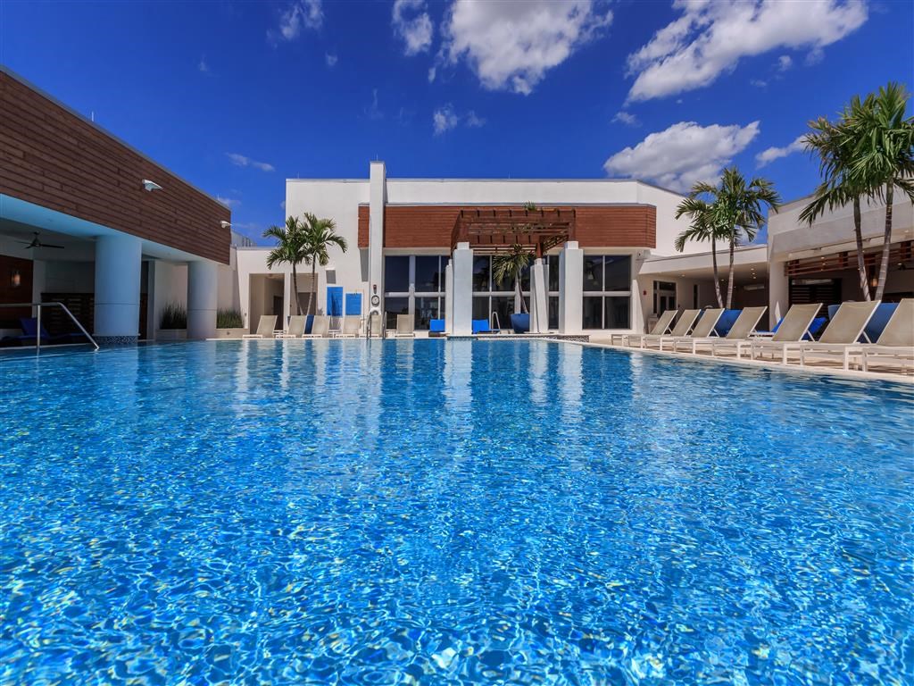 Hermitage_Apartments_Pool_3_Saint_Petersburg_FL