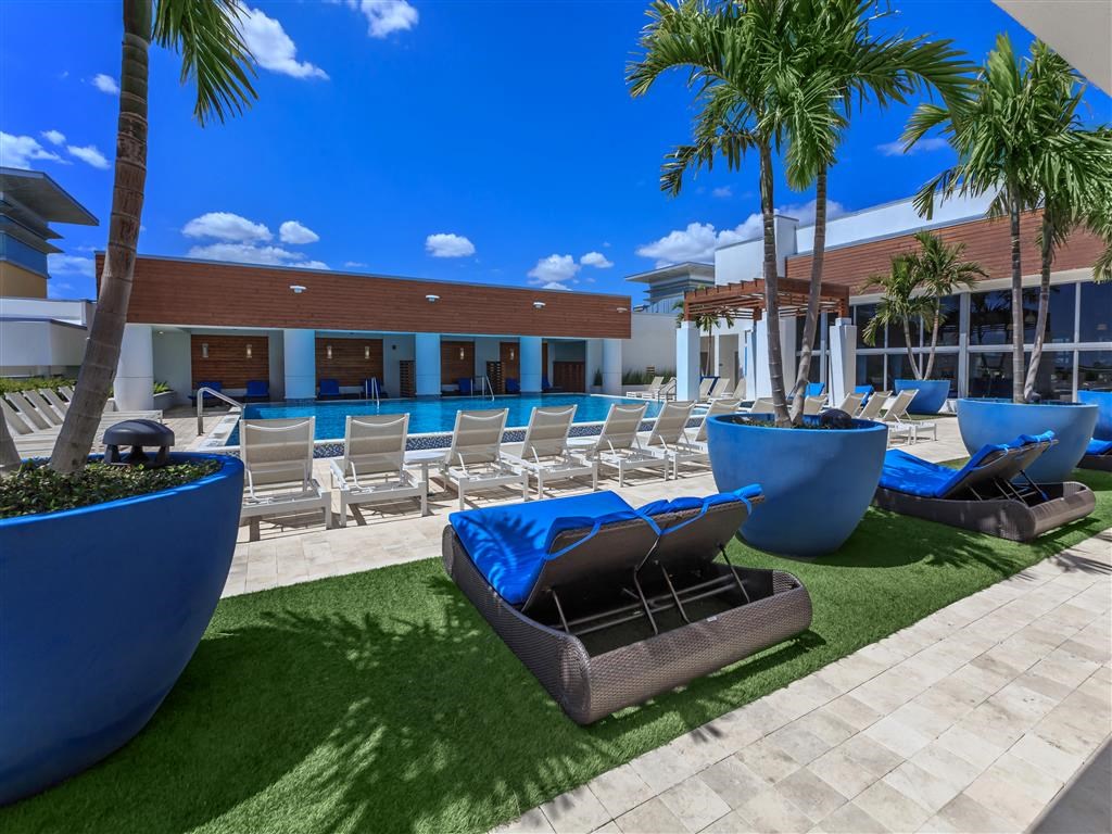 Hermitage_Apartments_Pool_2_Saint_Petersburg_FL