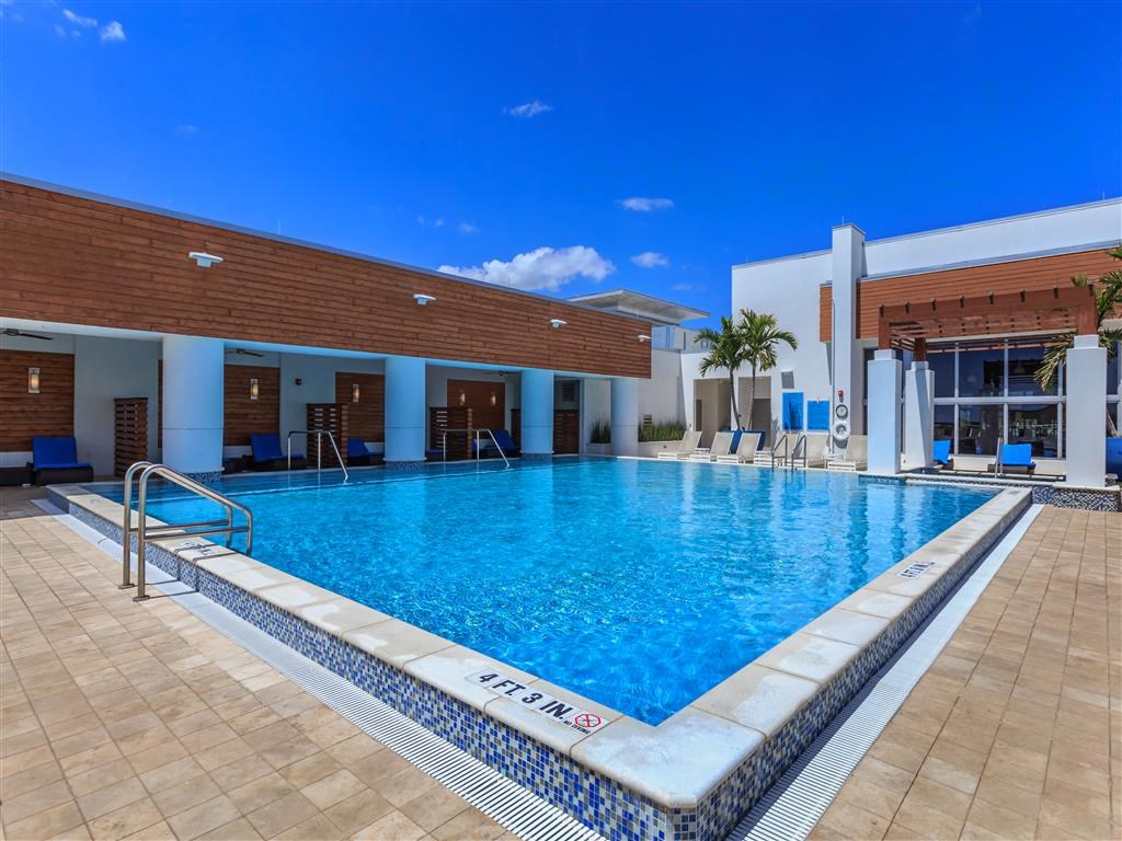 Hermitage_Apartments_Pool_1_Saint_Petersburg_FL