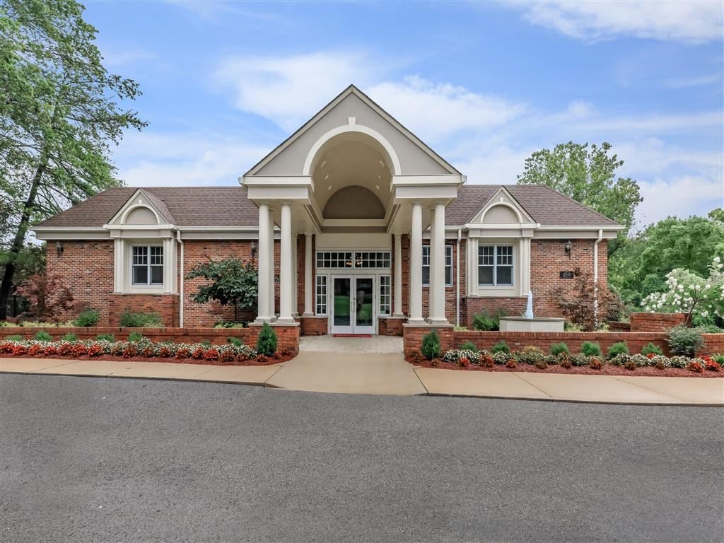 Whispering_Hills_Exterior_10_St_Louis_MO