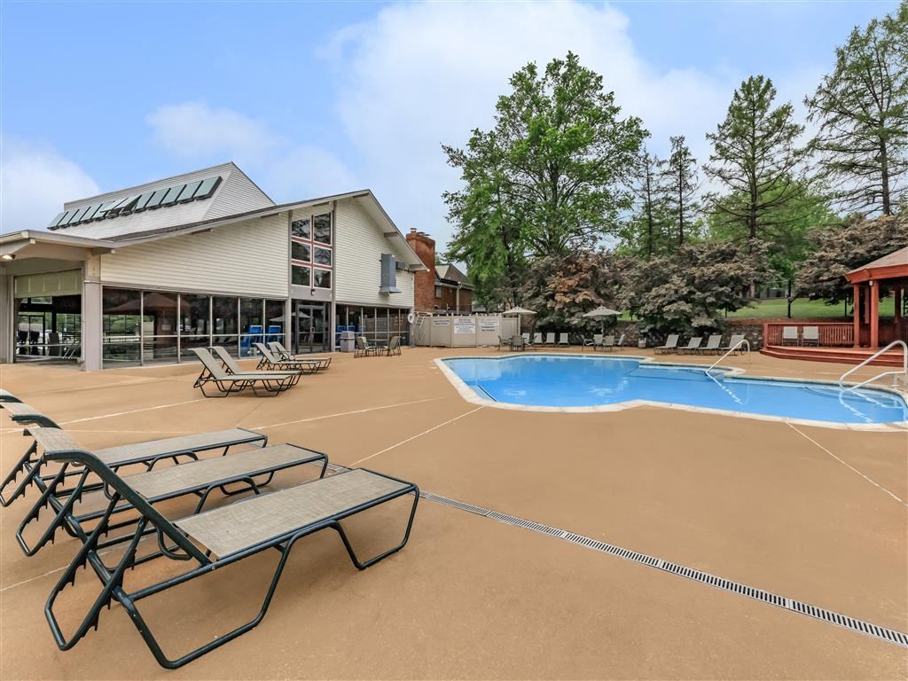 Whispering_Hills_Pool_9_St_Louis_MO