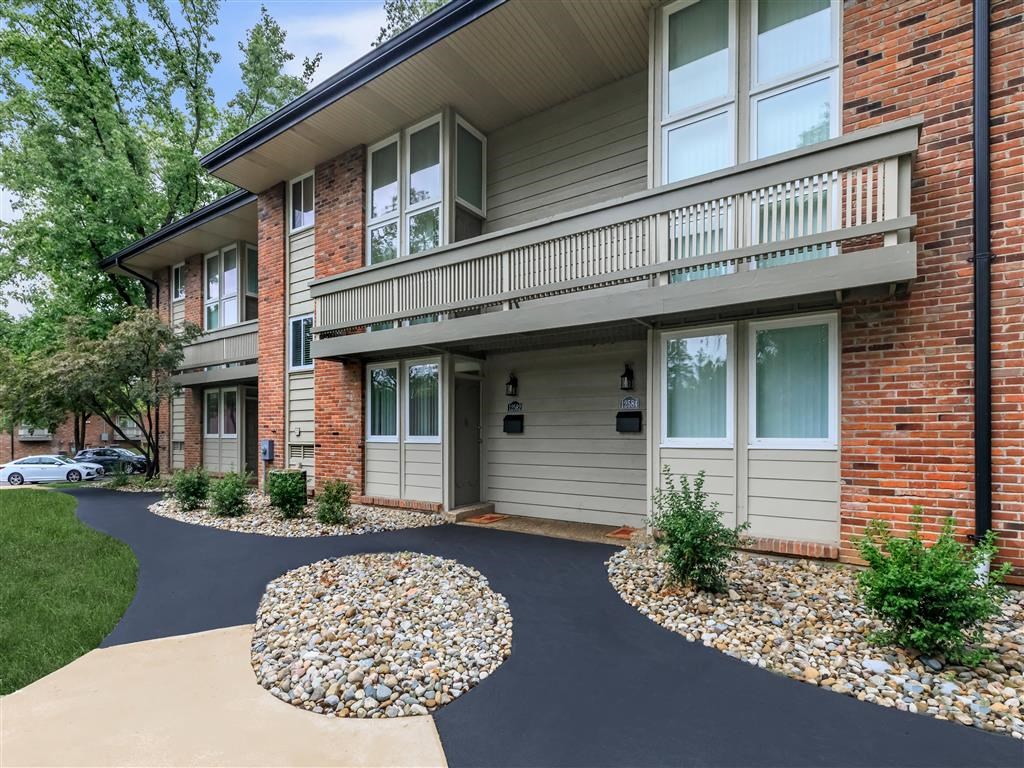 Whispering_Hills_Exterior_8_St_Louis_MO