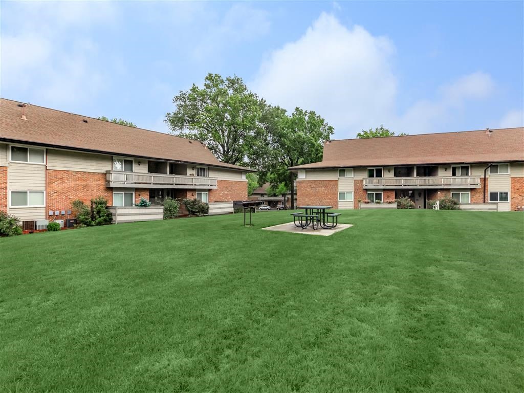 Whispering_Hills_Exterior_4_St_Louis_MO