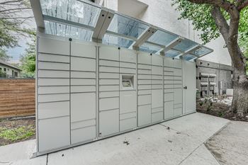 A modern building with a glass ceiling and a white exterior.