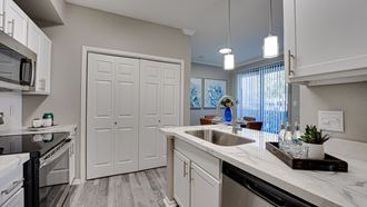 Fully Equipped Kitchen at Carmel Creekside, Fort Worth - Photo Gallery 4