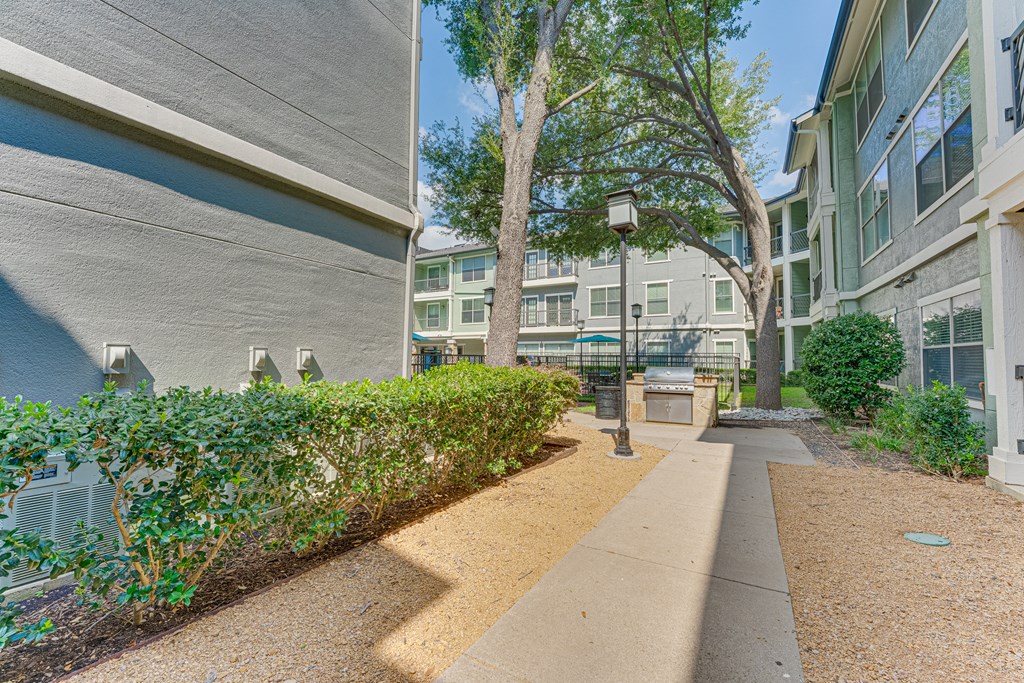 Courtyard Walking Path at Easton Apartments, Dallas, TX