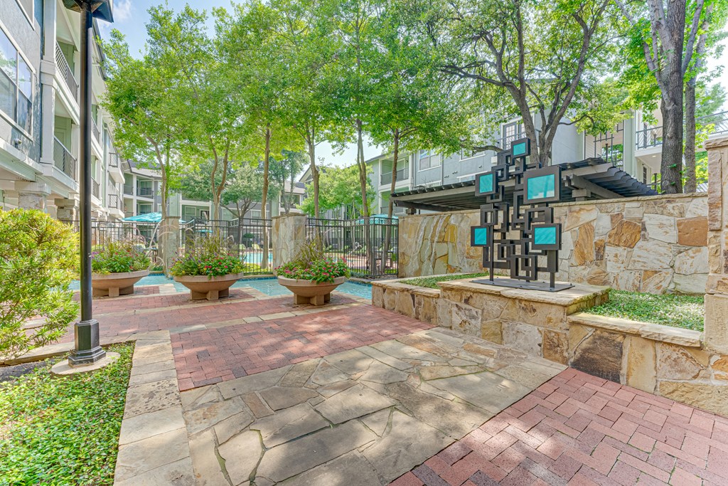 Courtyard View at Easton Apartments, Dallas, TX