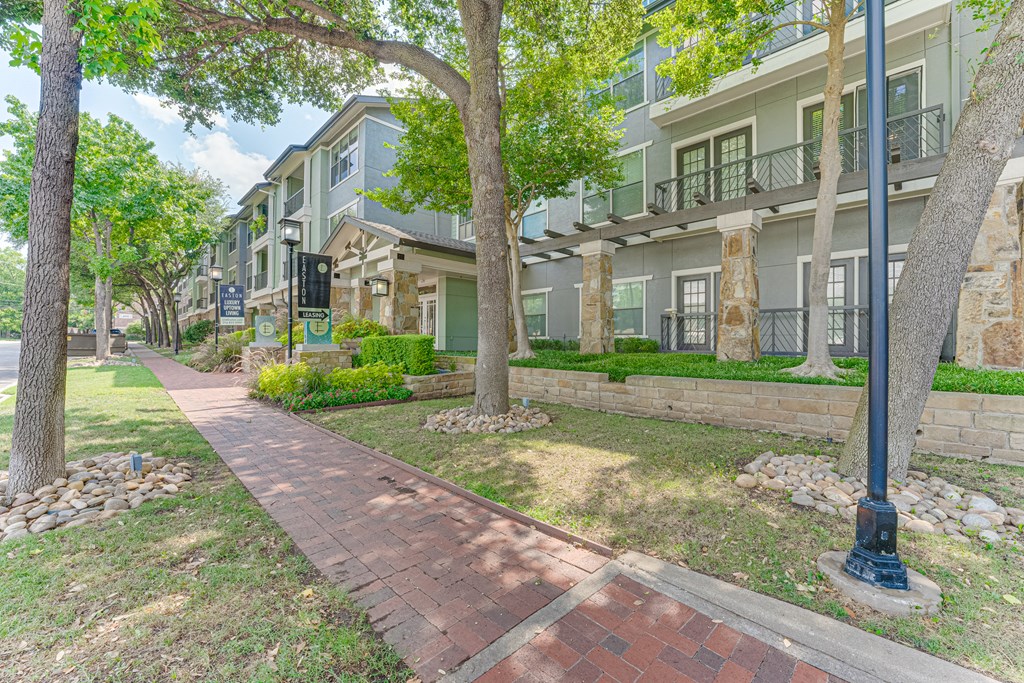Courtyard Green Space Walking Path at Easton Apartments, Dallas