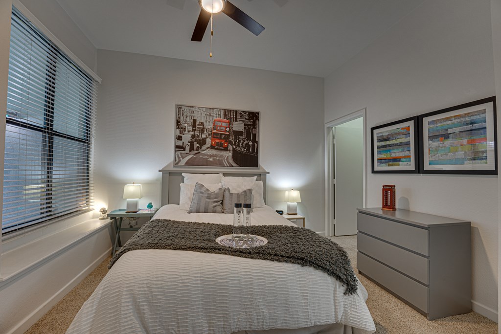 Bedroom With Ceiling Fan at Vue Fitzhugh, Dallas