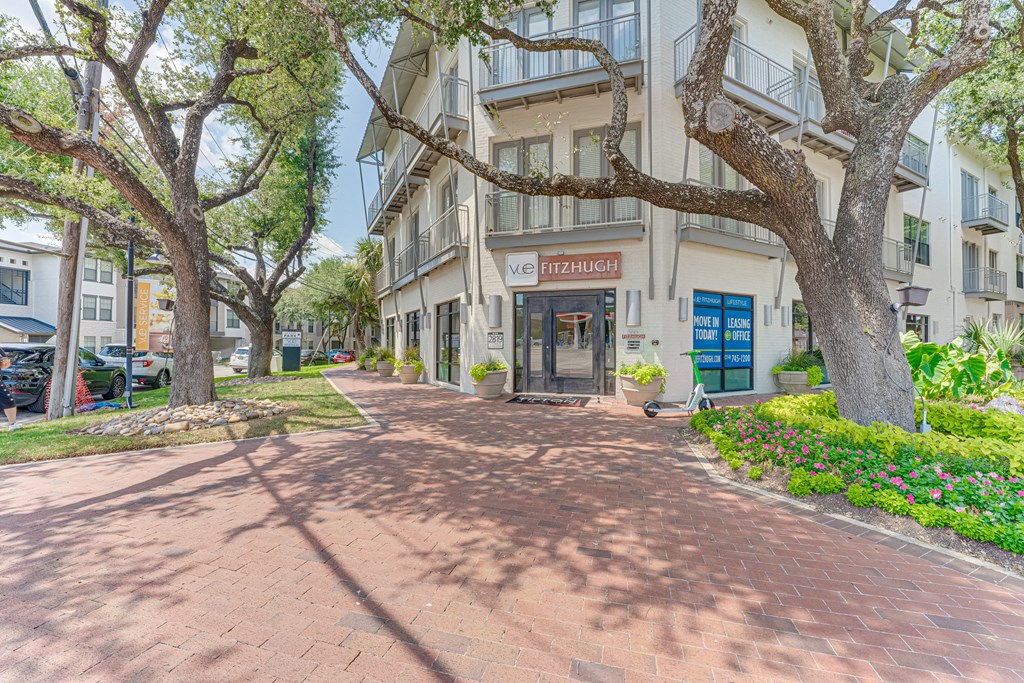 Exterior Walking Path at Vue Fitzhugh, Dallas