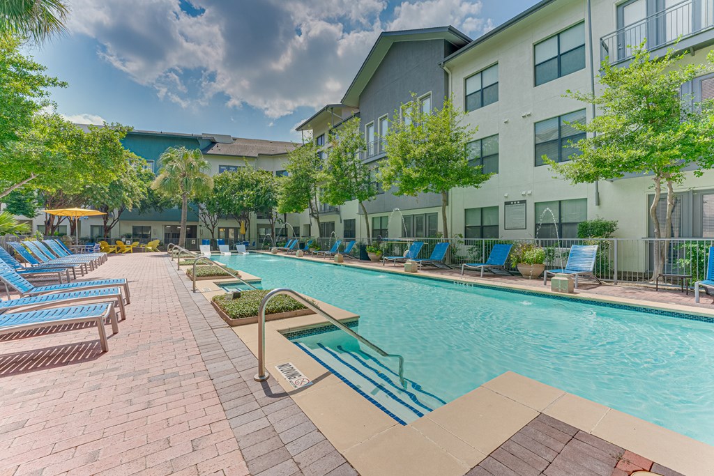 Outdoor Swimming Pool at Vue Fitzhugh, Dallas, TX, 75204