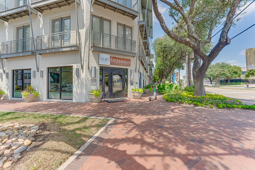 Exterior Landscape at Vue Fitzhugh, Dallas, TX