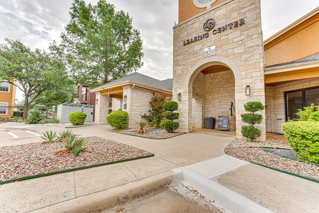 Entry at Limestone Ranch Apartments, Lewisville, TX