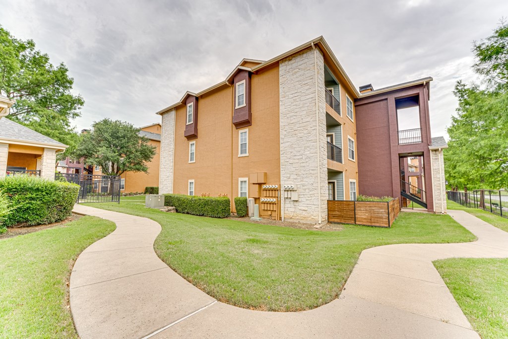Walkway in front at Limestone Ranch Apartments, Lewisville, TX, 75067