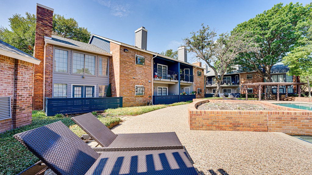 our apartments offer a courtyard with tables and chairs at The Manhattan Apartments, Dallas, Texas