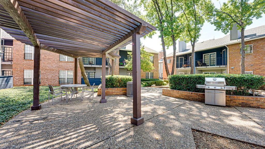 Pool side seating at The Manhattan Apartments, Dallas, TX