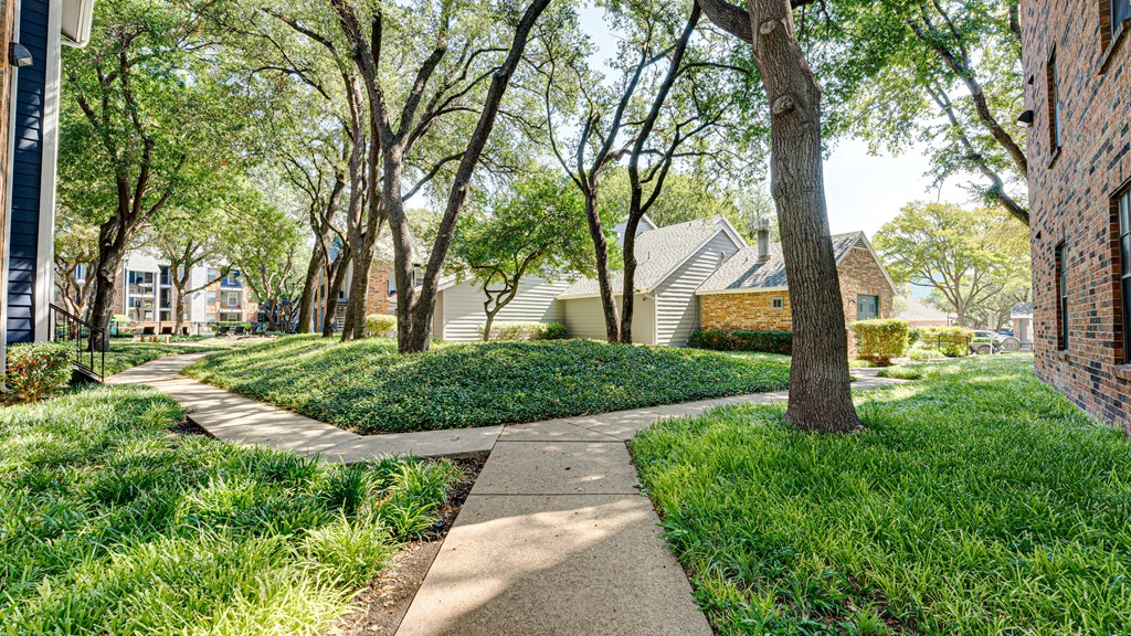 Walk trailat The Manhattan Apartments, Dallas, TX