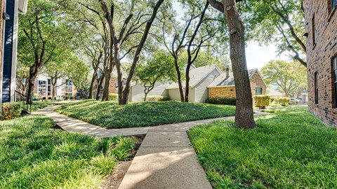 Walk trailat The Manhattan Apartments, Dallas, TX