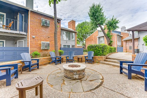 A courtyard with a fire pit at The Manhattan Apartments, Dallas, 75252