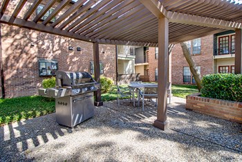 outdoor grilling area at The Manhattan Apartments, Dallas - Photo Gallery 15