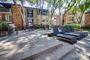 Outdoor grilling area at The Manhattan Apartments, Texas - Photo Gallery 13
