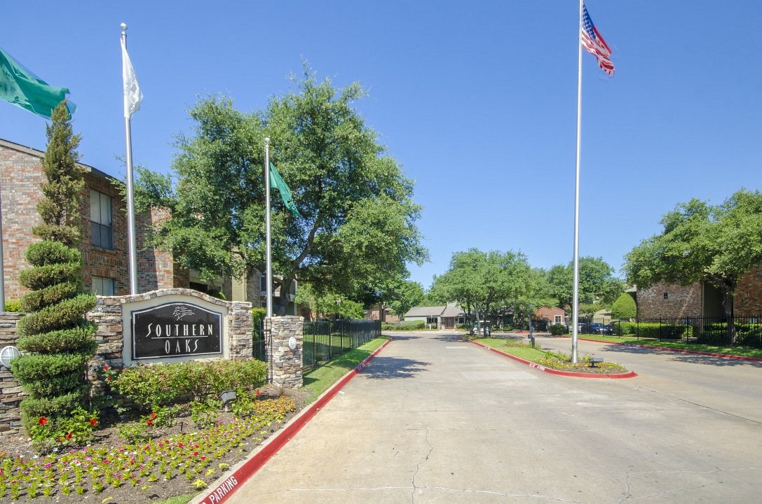 Southern Oaks Apartments, 5500 S Hulen St, Fort Worth, TX RENTCafé