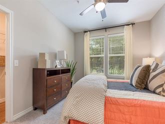 Bedroom With Ceiling Fan at Delray Apartments, Houston, Texas - Photo Gallery 5