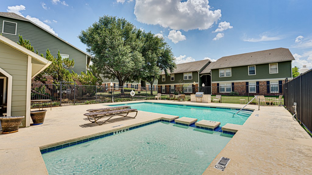Hot Tub And Pool at Arbors Of Corsicana, Corsicana, TX, 75110