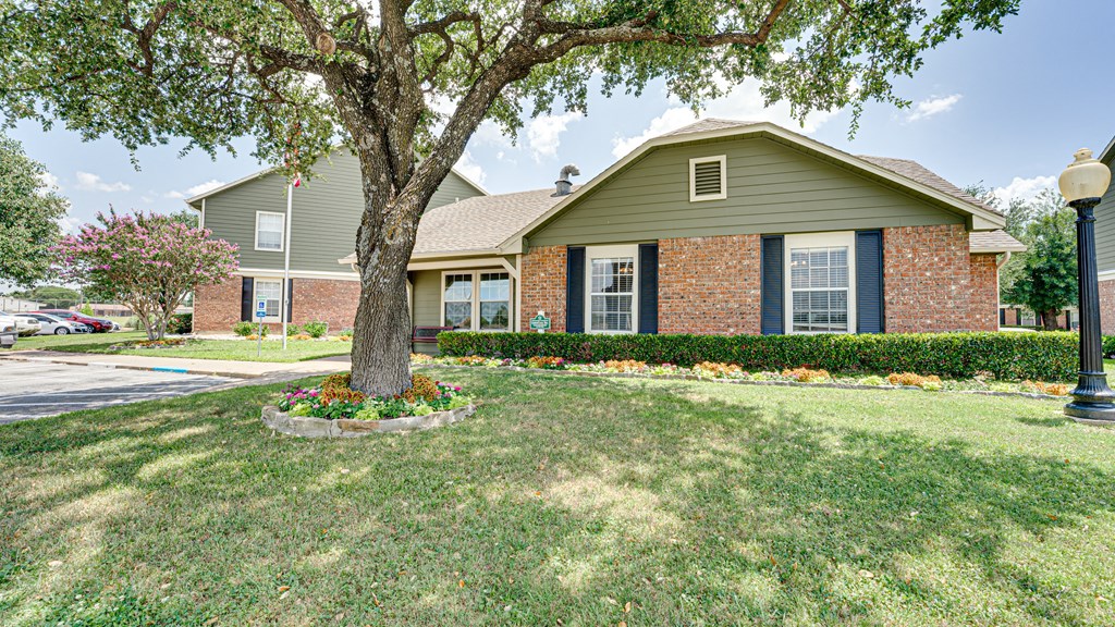 Courtyard Green Space at Arbors Of Corsicana, Texas