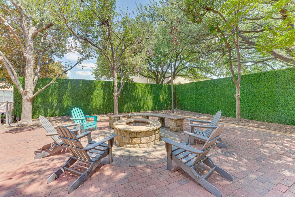 Outdoor Firepit Patio at Vue Greenville, Dallas, Texas