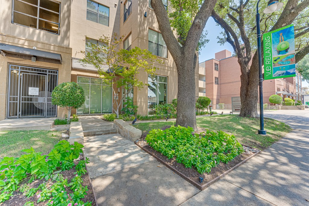 Courtyard Garden Area at Vue Greenville, Dallas, TX