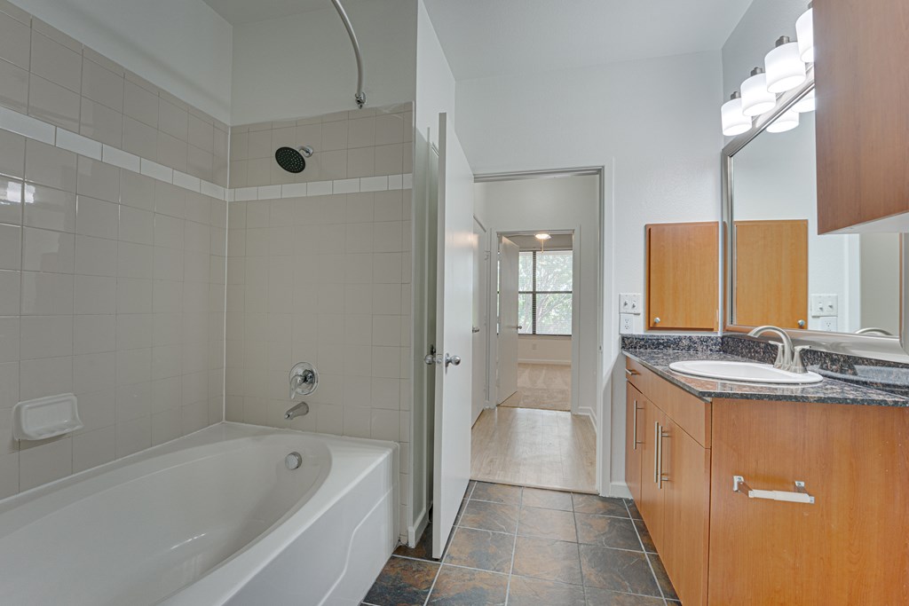 Bathtub at Vue Greenville, Dallas, Texas