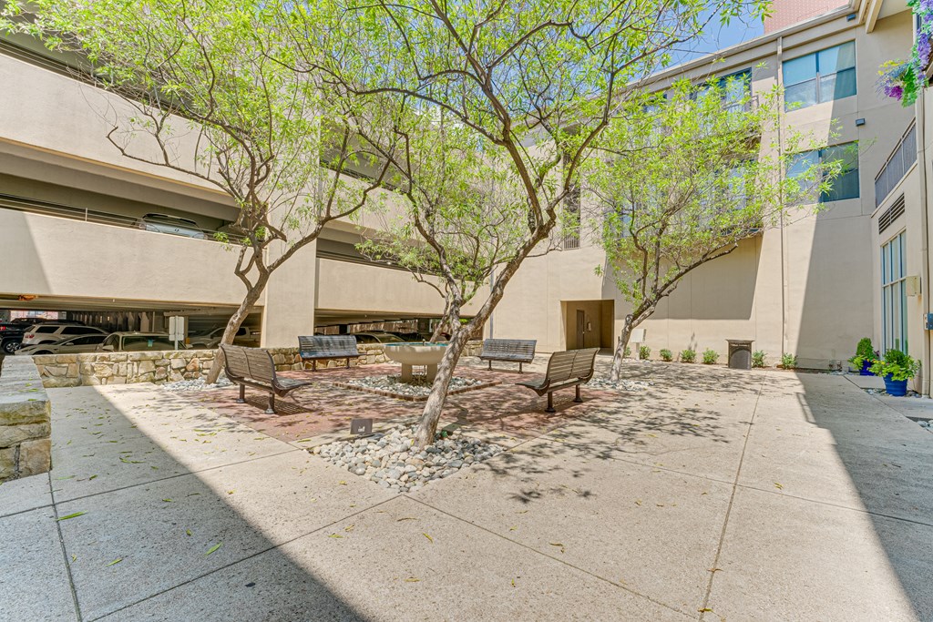 Courtyard Seating at Vue Greenville, Dallas, TX