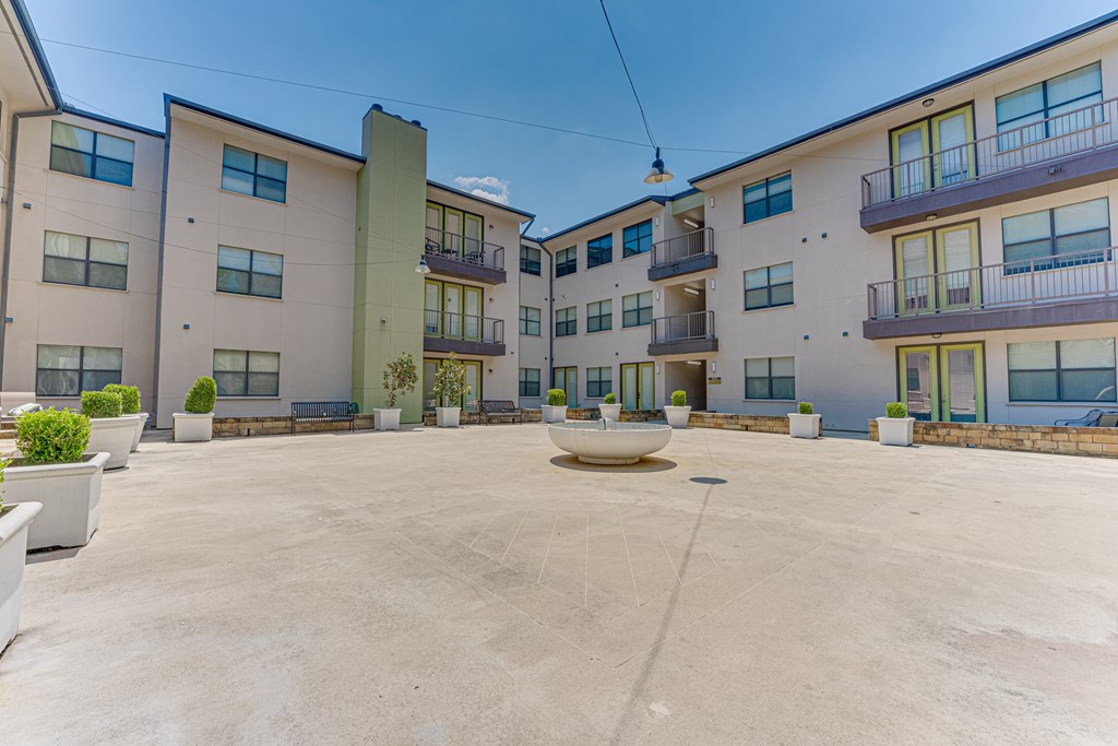 Courtyard at Vue Live Oak, Dallas, Texas