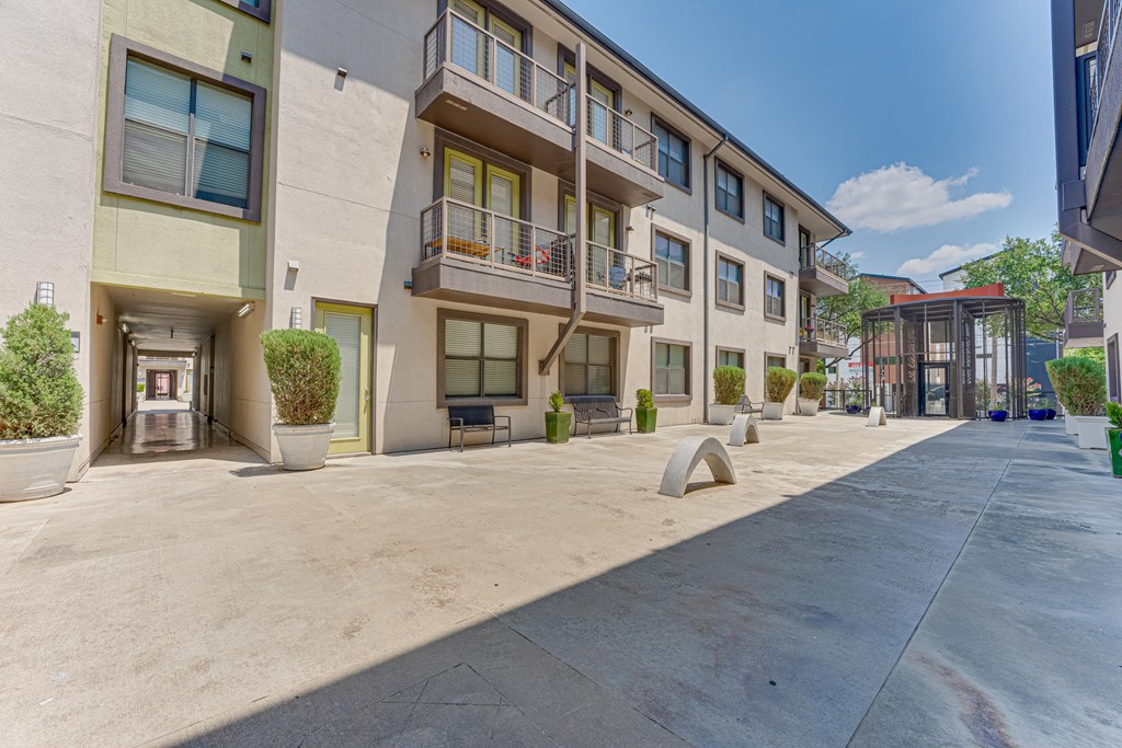 Exterior Landscape at Vue Live Oak, Dallas, TX