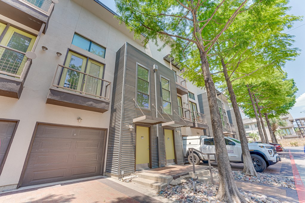 Garages Available at Vue Live Oak, Dallas