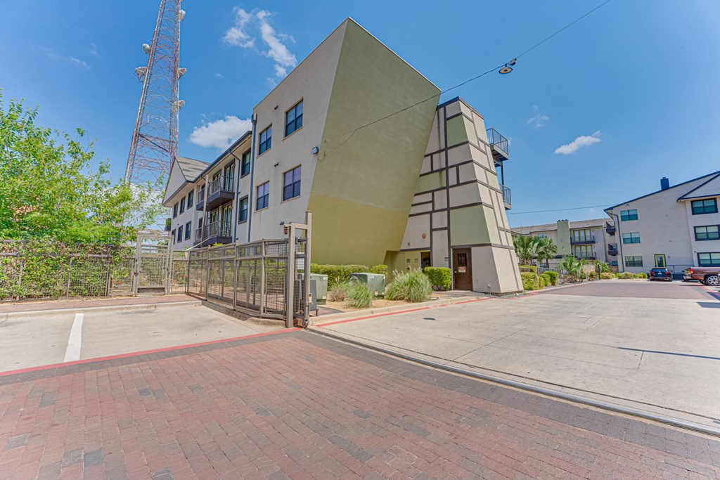 Exterior Porch at Vue Live Oak, Dallas, TX, 75204