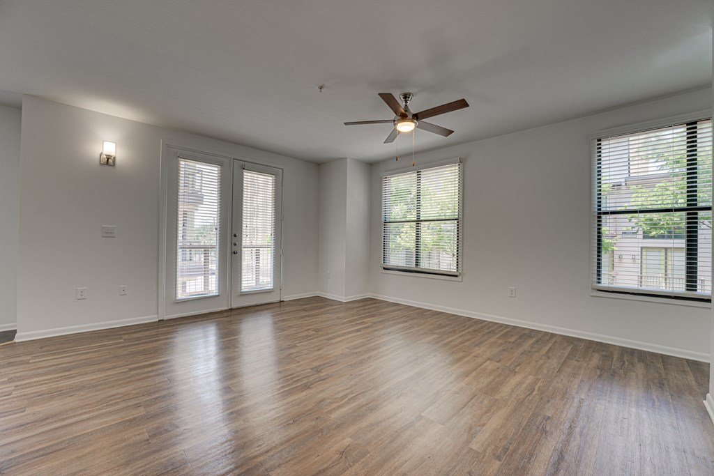 Vacant Living Area at Vue Live Oak, Dallas, TX, 75204