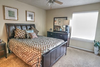 3541 W. Northgate Dr. 1-2 Beds Apartment for Rent - Photo Gallery 3