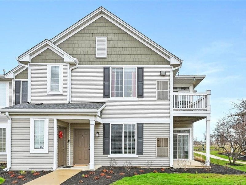 Farmington Lakes apartment building in Oswego, IL