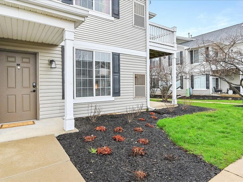 exterior view of a Farmington Lakes apartment home in Oswego, IL