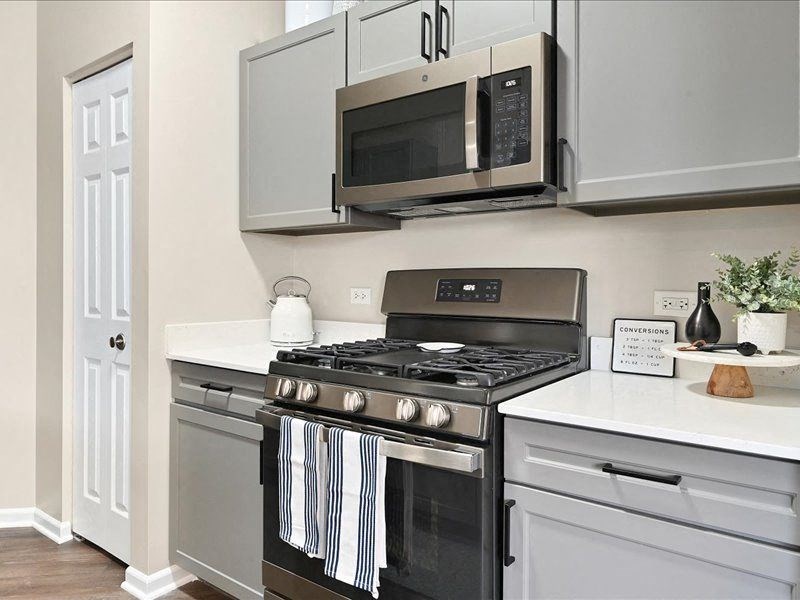 Farmington Lakes apartment home kitchen with stainless steel appliances