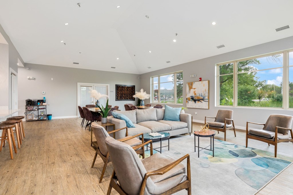 additional photo for property listing at chic digs with room to stretch out in the village 22 car