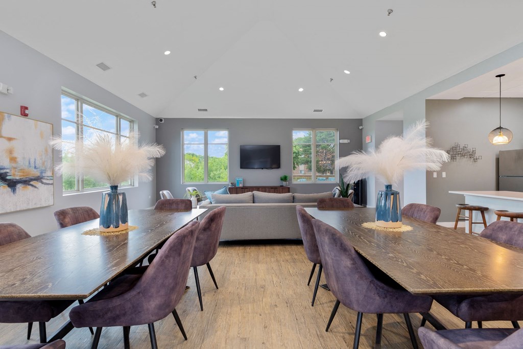 additional photo for property listing at chic digs with room to stretch out in the village 22 car