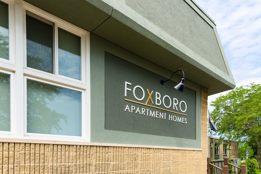 Entrance at Foxboro Apartments, Illinois, 60090