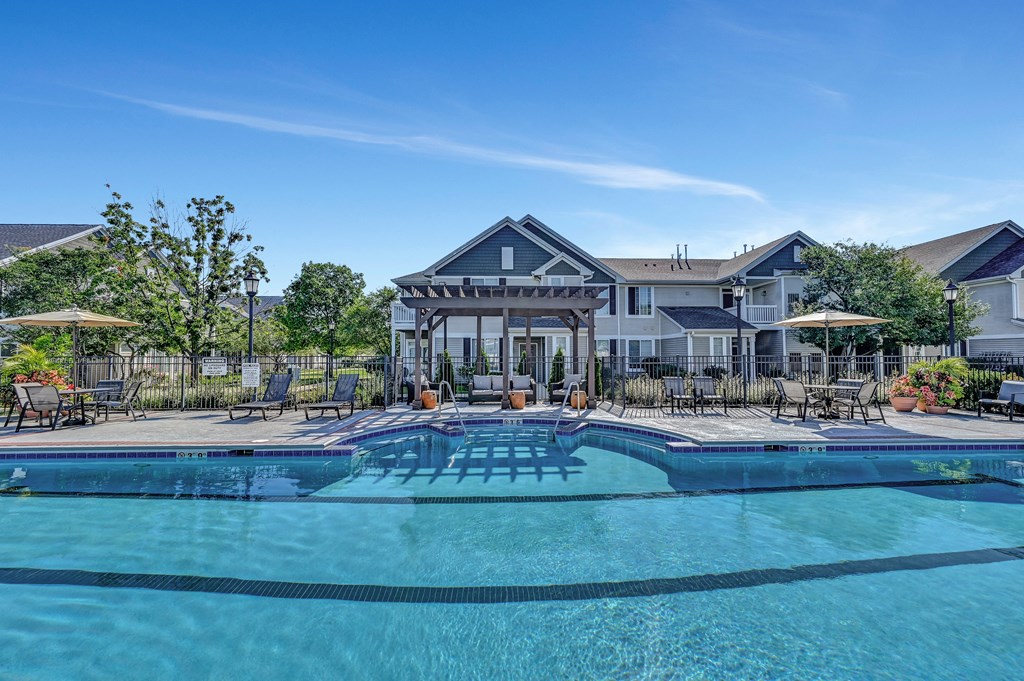 Farmington Lakes Apartments expansive resort-style swimming pool
